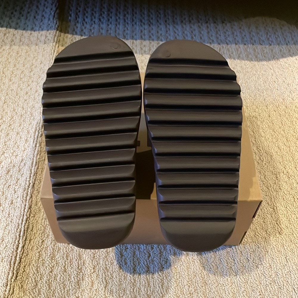 Yeezy Slide Soot - Picture 5 of 9